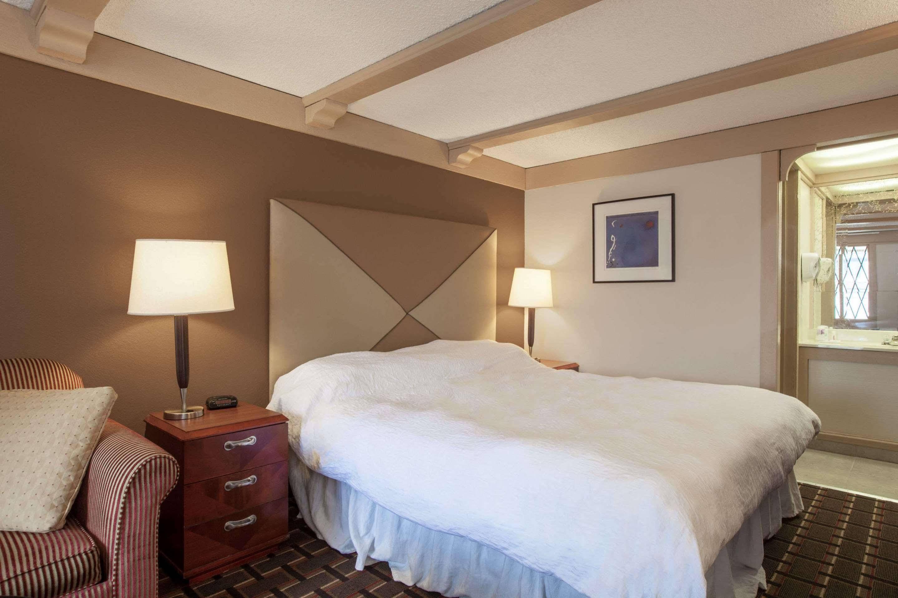 Knights Hotel