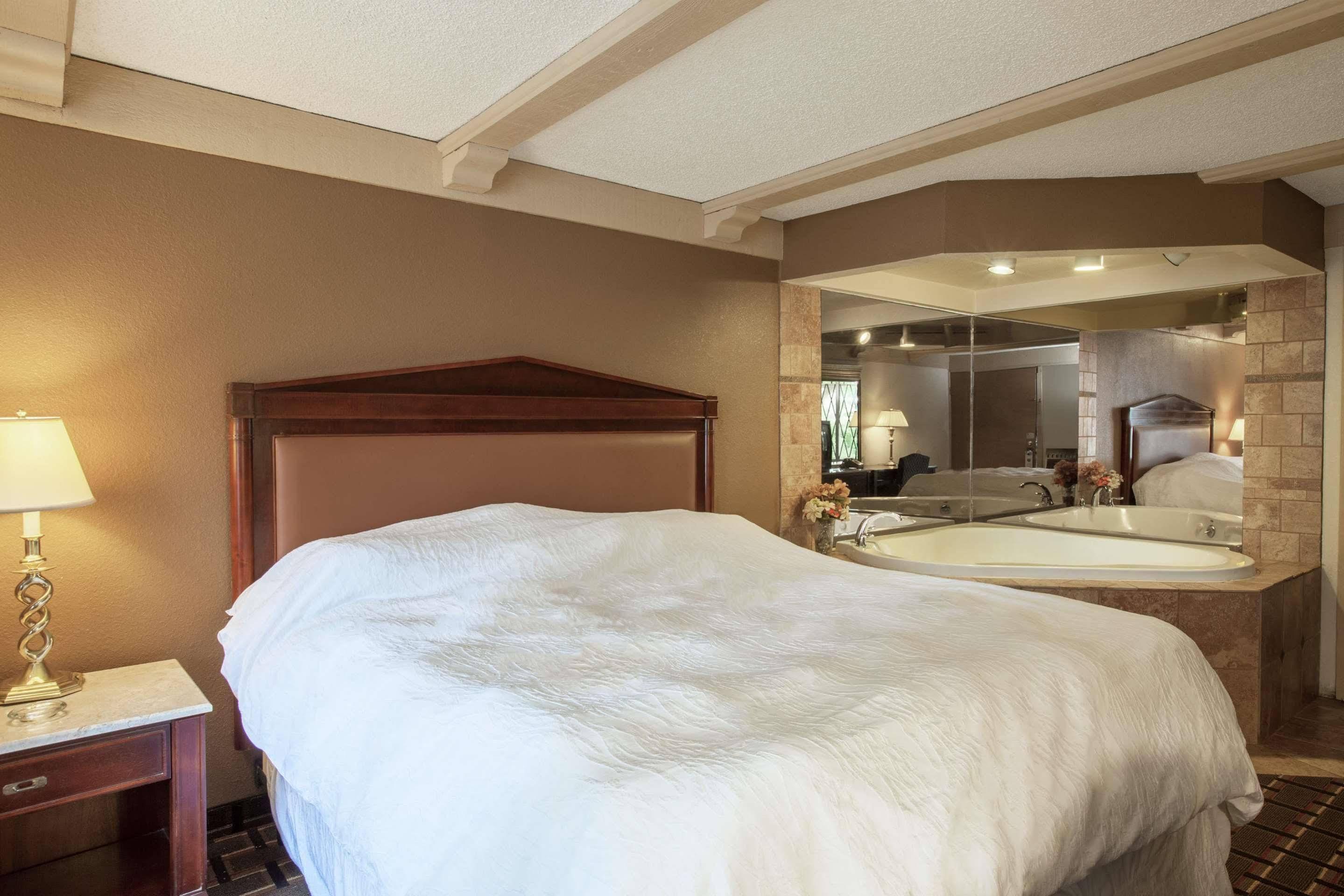 Knights Hotel 2*